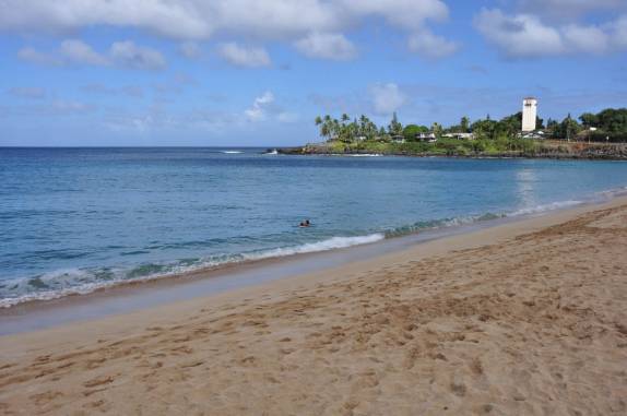 A famosa praia de Waimea num dia completamente sem ondas, na costa norte de Oahu, no Havaí